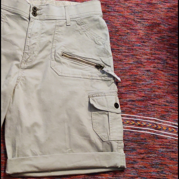 Lee tan cargo style shorts - Picture 4 of 7